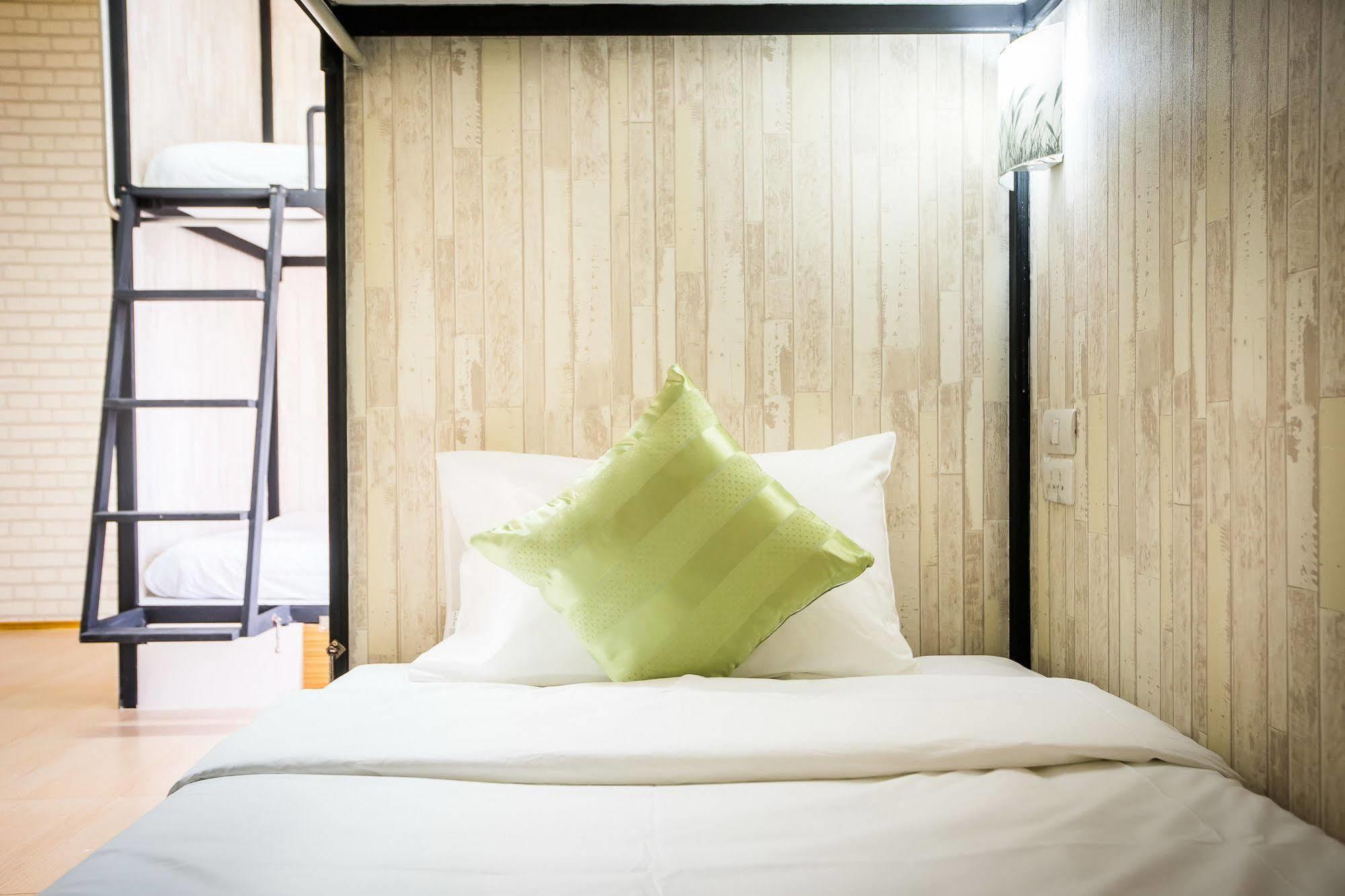 Hostel At Thonglor Bangkok Bagian luar foto