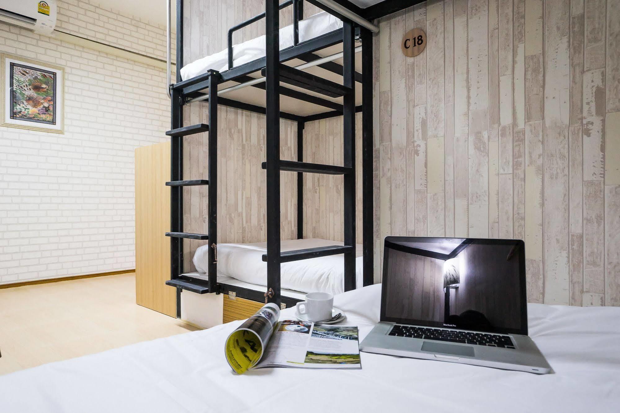 Hostel At Thonglor Bangkok Bagian luar foto